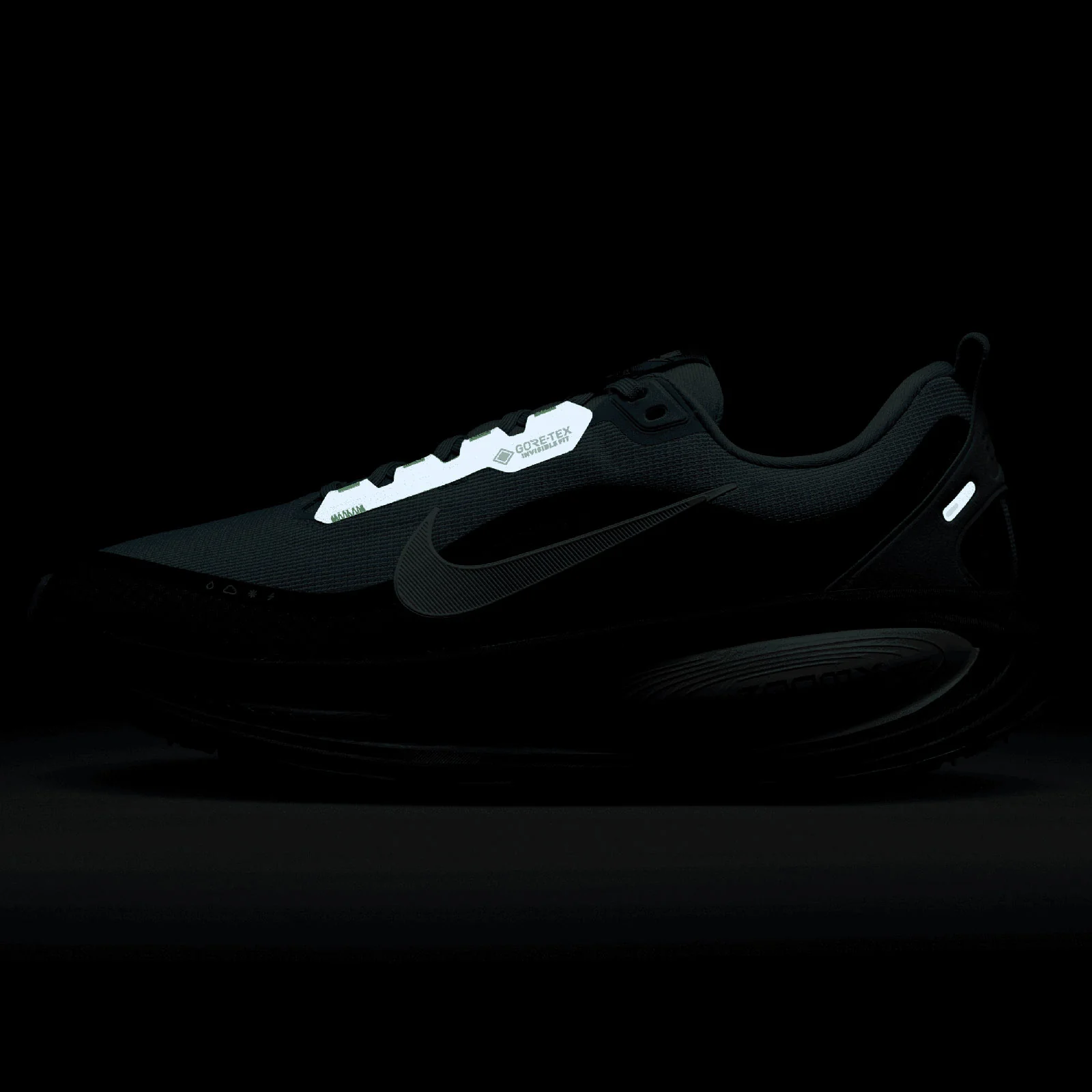 Nike Vomero 18 GORE-TEX Mens Waterproof Road Running Shoes with Reflective Accents - Image 9