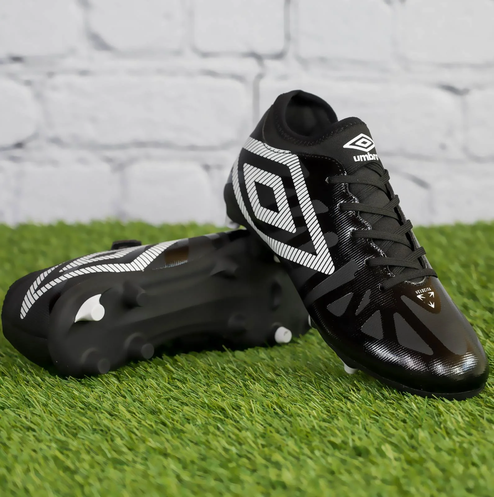 Umbro Ventura Kids Firm Ground Slip-On Laced Football Boots - Image 5